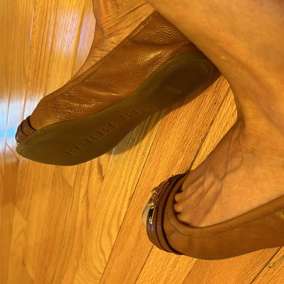 In like new condition Burberry flats! Size 8 Worn only twice. - Picture 6 of 9